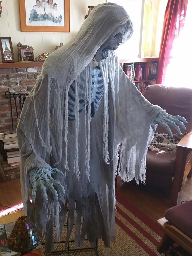 HAMr_Games's tweet photo. First thing I see in the morning while still mostly asleep. #HappyHalloween #HaveaHeartAttack #tweetfleet https://t.co/m9BrOwIkOn