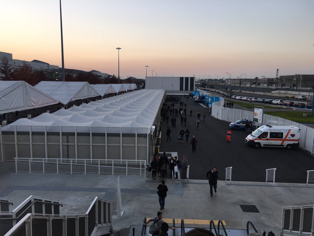 AppSuper_it's tweet photo. Stiamo uscendo abbiamo ancora il 27% di #batteria #expo2015 #iPhone6s https://t.co/5ogqNdaHxP