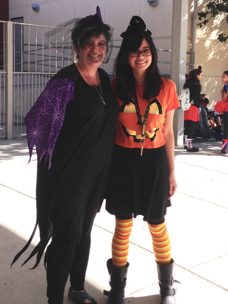 ms_escalante's tweet photo. Happy Halloween! 🎃🕸🍬 @kjhskolts #petk12 #SoCC https://t.co/hQisDWPj4t