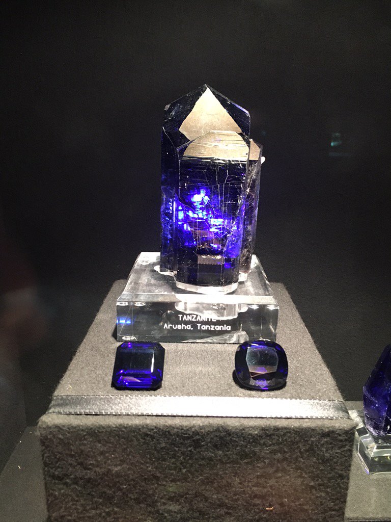 Checking out the amazing #Gemstones display at #munichmineralshow - tanzanite crystals and cut. Wow