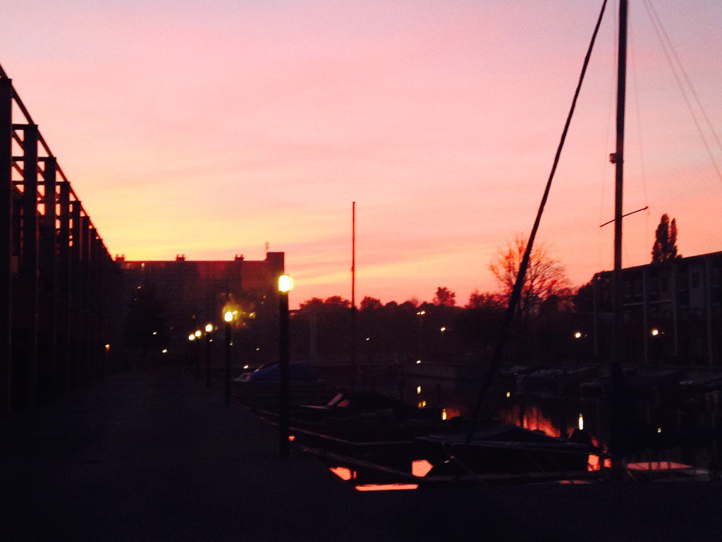 Ondergaande zon geeft paars roos oranje skyline in Groningen