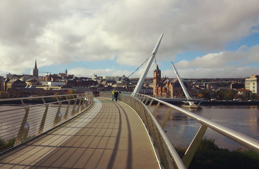 Hejorama's tweet photo. A day along the river Foyle #DiscoverNI #soPretty #PeaceBridge https://t.co/HBLcjrURtq