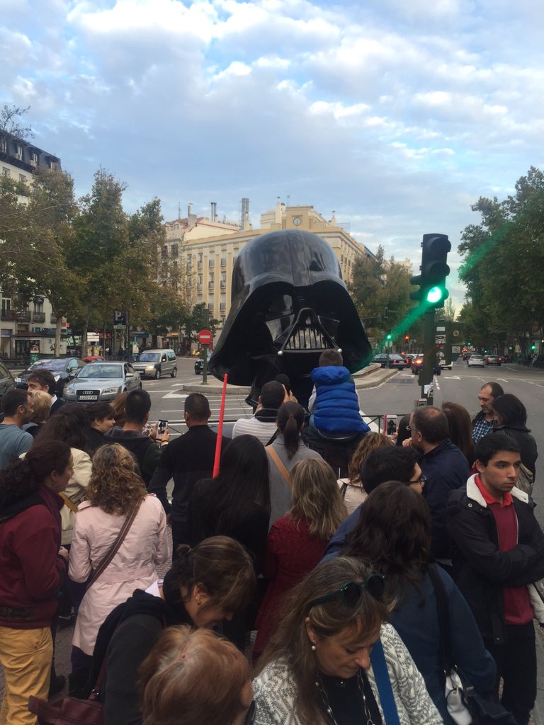 rakelandreu's tweet photo. Desde esta mañana cientos de personas queriendo posar con Darth Vader! 
Esto si es marketing! #FaceTheForce #Madrid https://t.co/5lbaEfmtQG