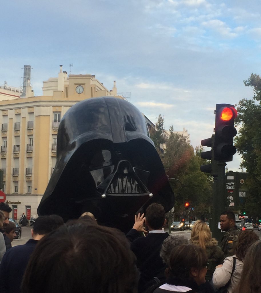 rakelandreu's tweet photo. Desde esta mañana cientos de personas queriendo posar con Darth Vader! 
Esto si es marketing! #FaceTheForce #Madrid https://t.co/5lbaEfmtQG