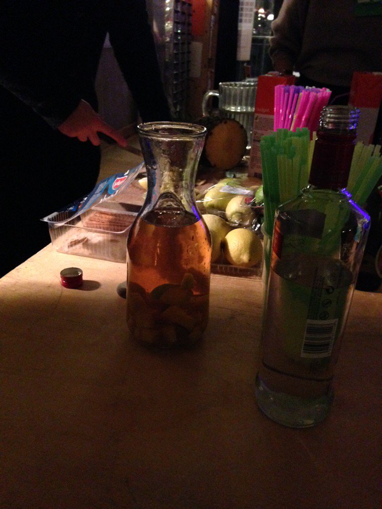 wishyoudbeen's tweet photo. We're making money : 'The Apple Barbarian' #hardcash https://t.co/GxWXwwvpSA
