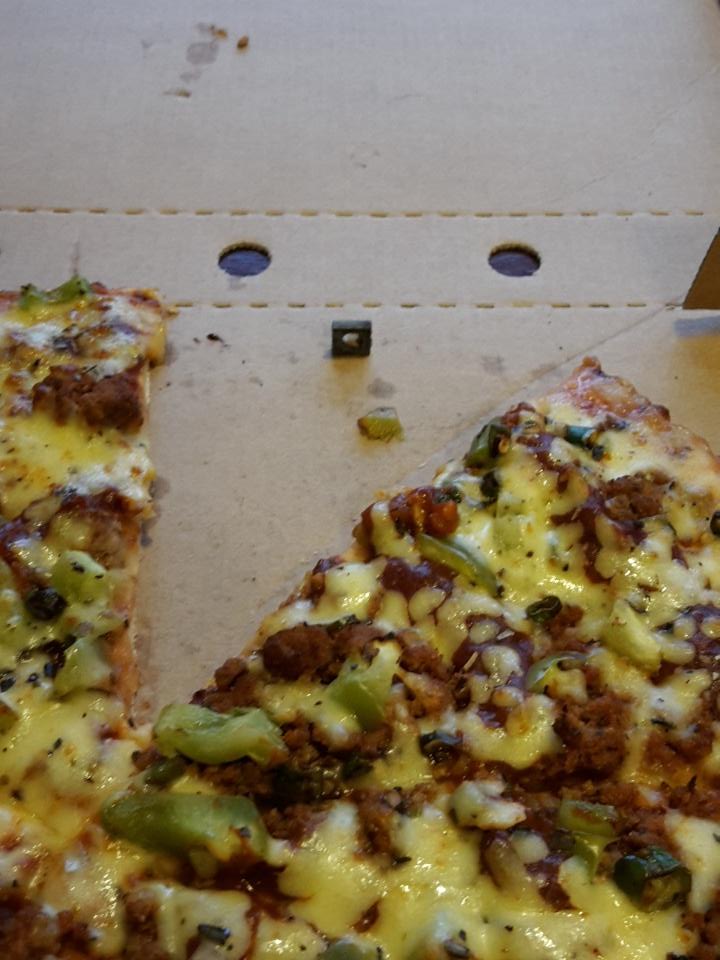 thedermanat0r's tweet photo. The last thing I expected to find on my pizza @DebonairsPizza woodstock..I think your pizza machine is falling apart https://t.co/VaiekupNHs