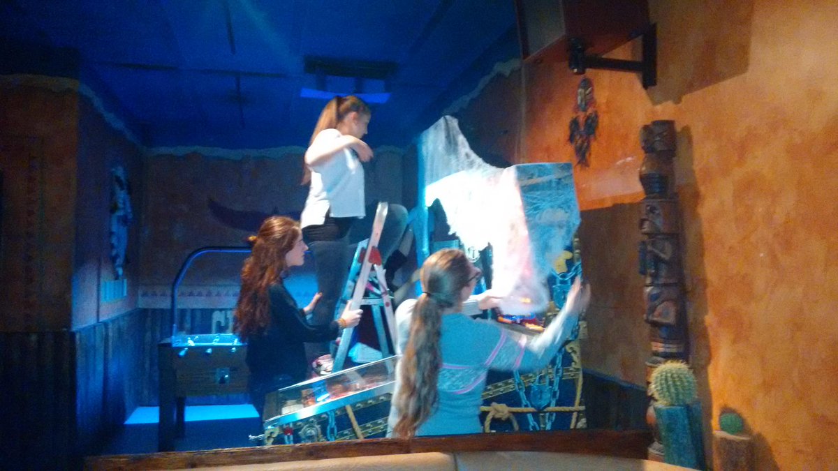 Quintos98's tweet photo. Ultimando preparativos 👉🎉 Esta noche todos al Cherokee!! Photocall, bingo, y mucho más 🎃🎃 https://t.co/FWMCdbStlD