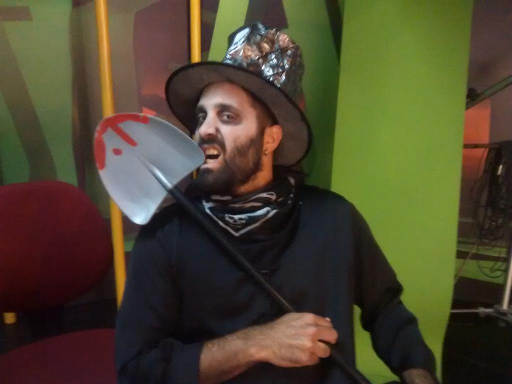 nsiadis's tweet photo. Hallowen en @MentesSalvajes con @CaioLamberti https://t.co/JpBzEObYNt