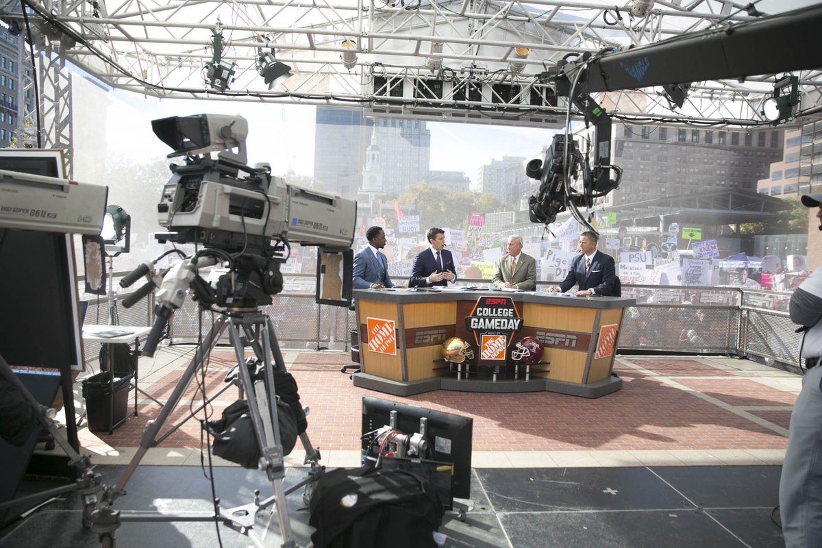 PhillyLens's tweet photo. Photos: ESPN's @CollegeGameDay takes over Independence Mall for #NDvsTEM https://t.co/ogEnSgX0D7 https://t.co/tksumYKTUS