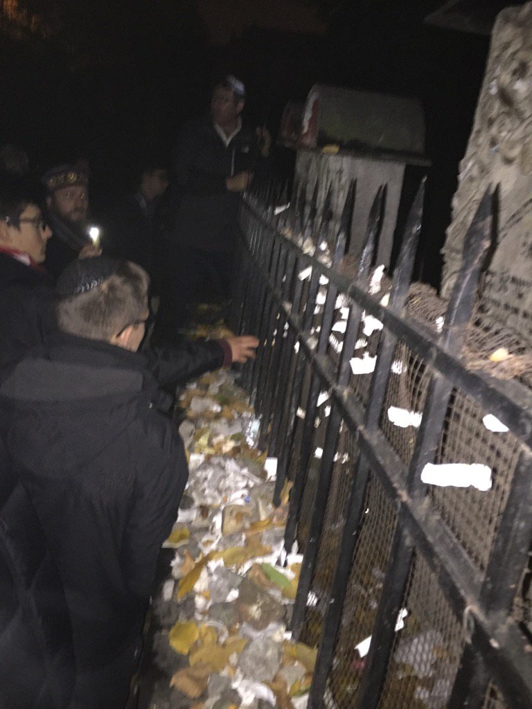 At the grave of the #Ramah singing some #beautiful #songs. #tribepoland2015 <a href="/JRootsTours/">JRoots</a>