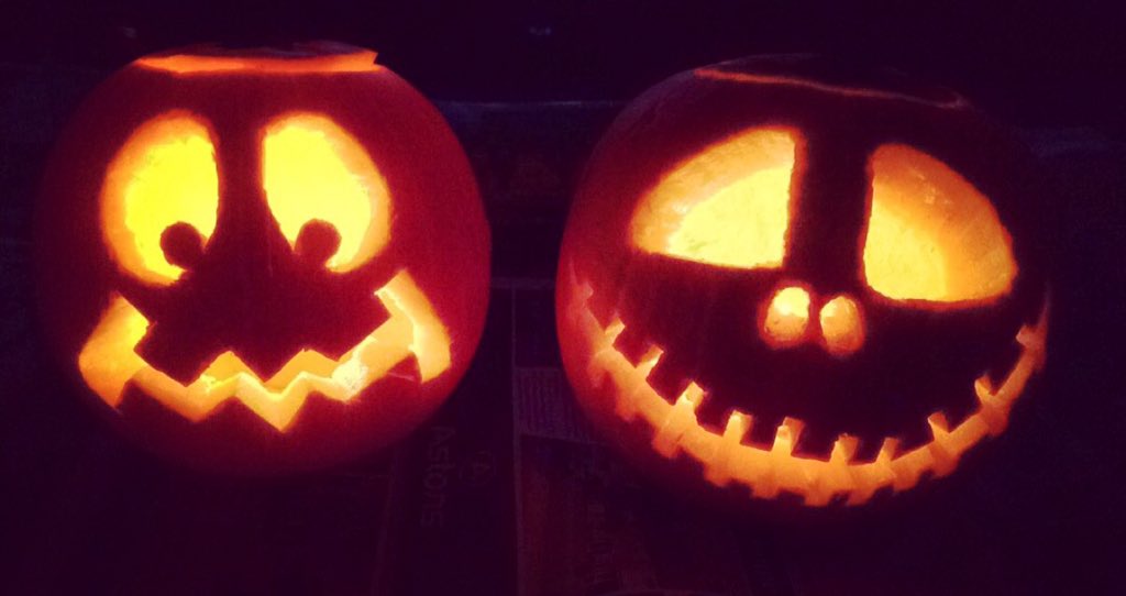 RachelSeale's tweet photo. Halloweeeeeen! Pro pumpkin carvers! #pumpkincarving #halloween #JackThePumpkinKing https://t.co/JJYYZkuM41