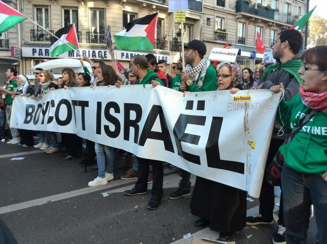 jeremo12's tweet photo. A la #MarcheDeLaDignite le drapeau palestinien a remplacé la bannière tricolore. J'ai honte. https://t.co/C0CMQvWMtZ