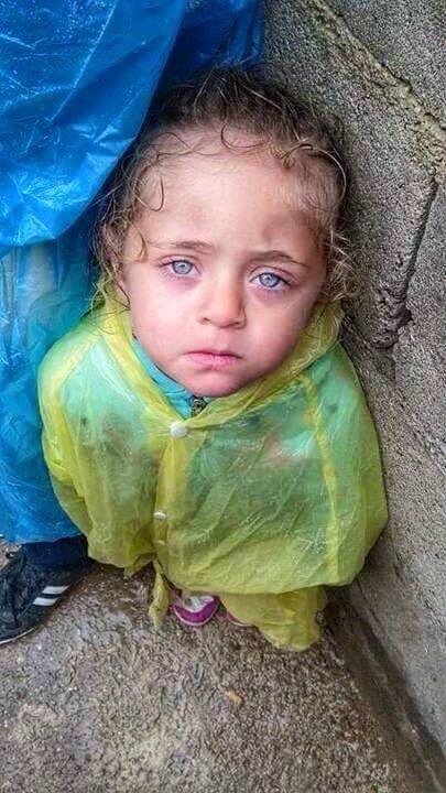 DacrafterI's tweet photo. #Freezing #Child #Macdonia #Syria #SyrianRefugees
Cute girl 😭 https://t.co/R55aAvMReo