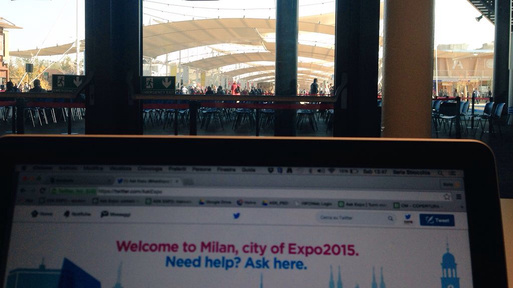 Con un occhio allo schermo e uno al Decumano: questa prospettiva di lavoro mi mancherà! ✌️ Bacini! Ilaria #Expo2015