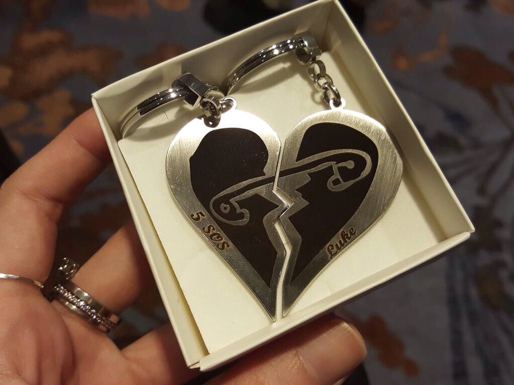 FuckboyUpdates's tweet photo. #5SOSFAM was given this at #TheNewBrokenScene #DerpCon2.0 https://t.co/nE2aQXzCnO