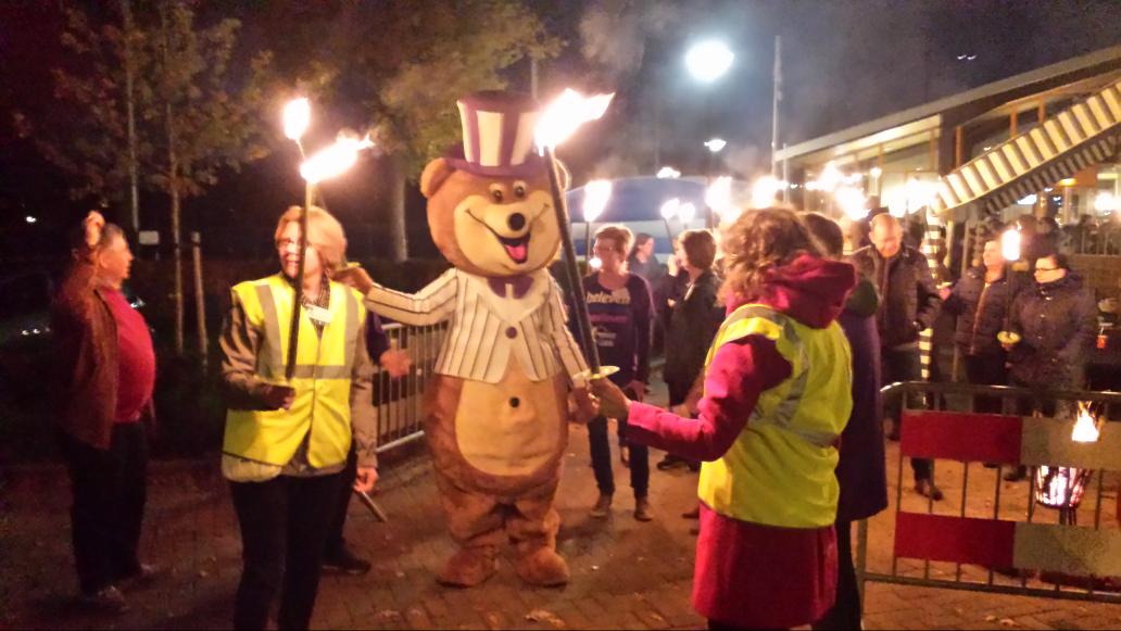Sam @SamenLoopvoorHoopSenB heeft de eerste fakkel aangestoken, de stroom lichtjes is vertrokken richting centrum Son