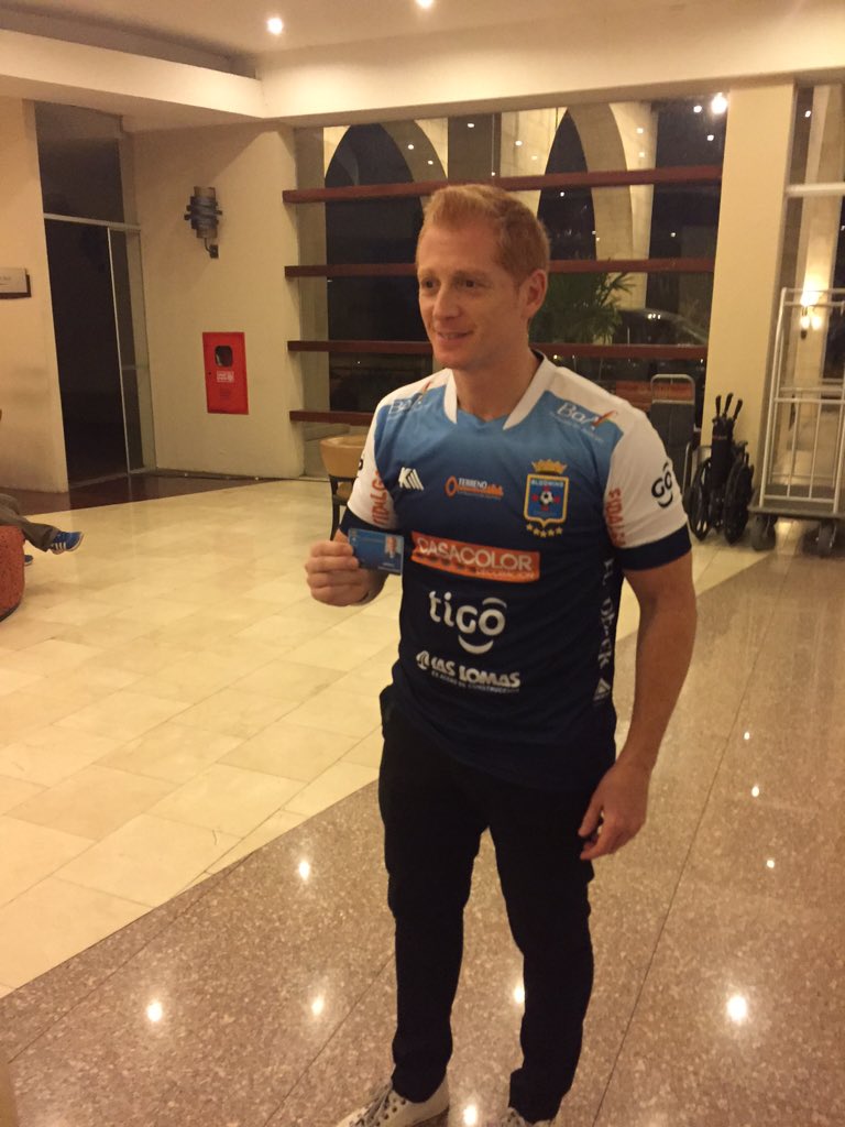 libermanmartin's tweet photo. Gracias a la gente de Blooming de Bolivia x hacerme socio y regalarme la camiseta del club https://t.co/L5De7KdqnD