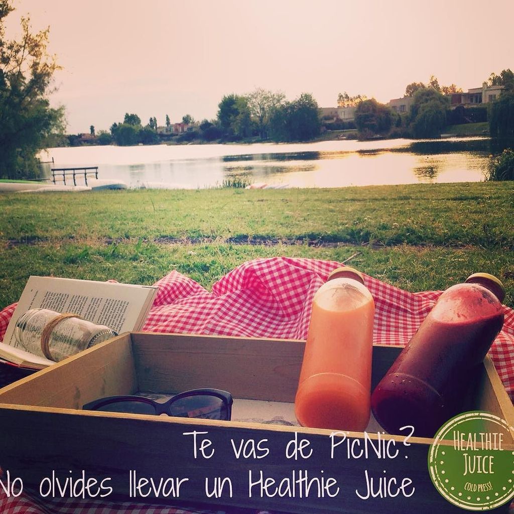 HealthieJuice's tweet photo. Te vas de picnic? No olvidés llevar el jugo! #HealthieJuice #CheJuice #saturday https://t.co/EaaXl4LnHo https://t.co/rZe0nToYUi