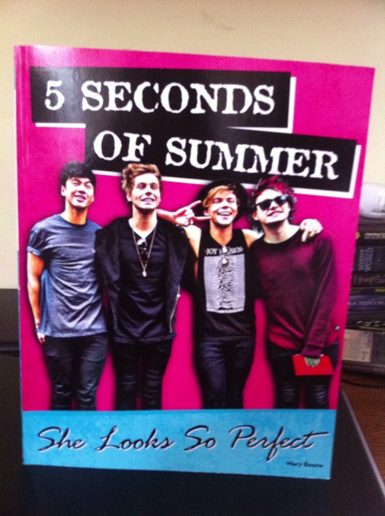 Dan_loves_Suga's tweet photo. Look what I got at my schools book fair this week. #5sosbook https://t.co/sHSwsAp9Uf