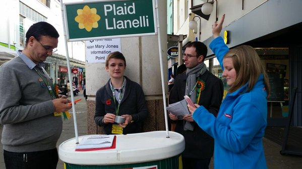PlaidLlanelli's tweet photo. @SeanLlanelli: Ymgyrchu dros / Campaigning for @HelenMaryCymru. #Llanelli @Plaid_Cymru #HelensBack #Plaid16 https://t.co/ER4Bf7Vx00