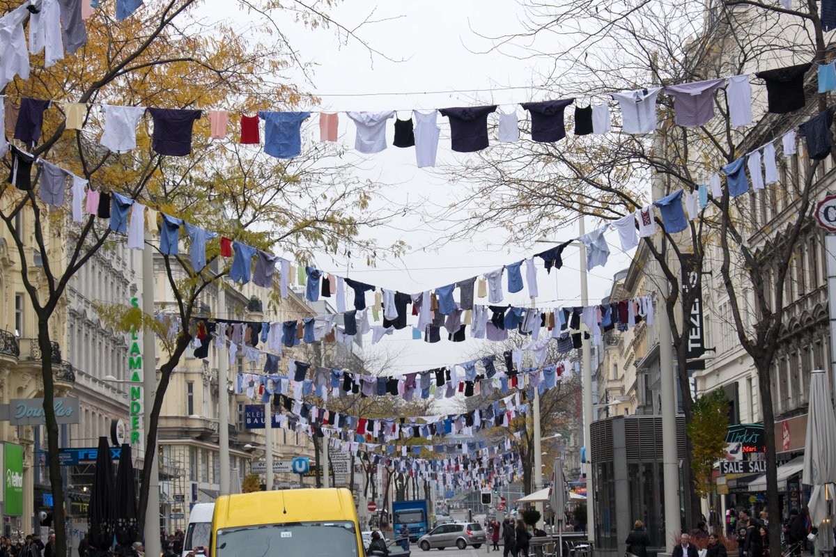 bzwien's tweet photo. was hat es mit dieser wäscheleine auf sich? https://t.co/yBfjWXKOPp #neubau #mariahilf #wien (foto by a. burghardt) https://t.co/qf0Y4ai1sQ