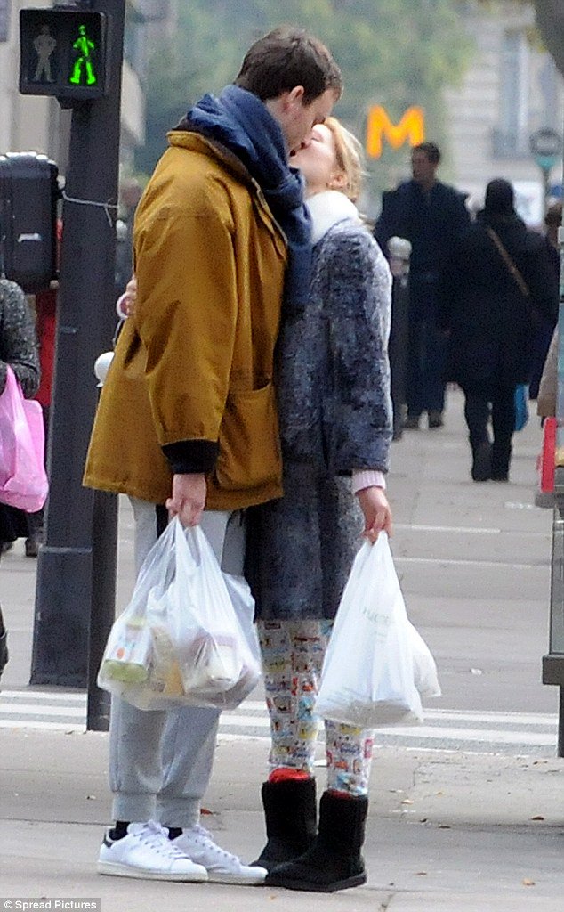 Léa Seydoux: Bond girl Léa Seydoux and boyfriend Andre Meyer can't stop smoochi...