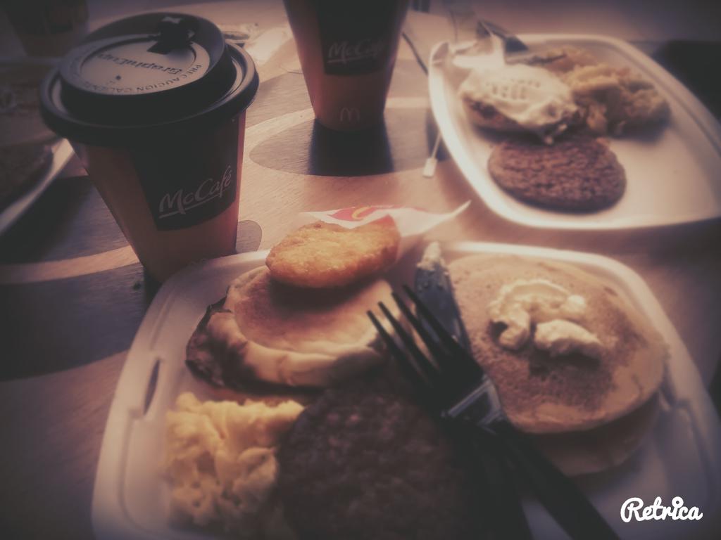 FannyDelgadill4's tweet photo. Desayuno con mis best!! #McDolnalds https://t.co/v7Ei6Mu0t9
