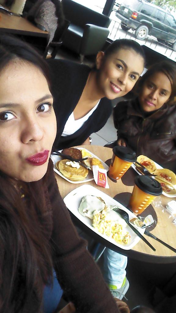FannyDelgadill4's tweet photo. Desayuno con mis best!! #McDolnalds https://t.co/v7Ei6Mu0t9