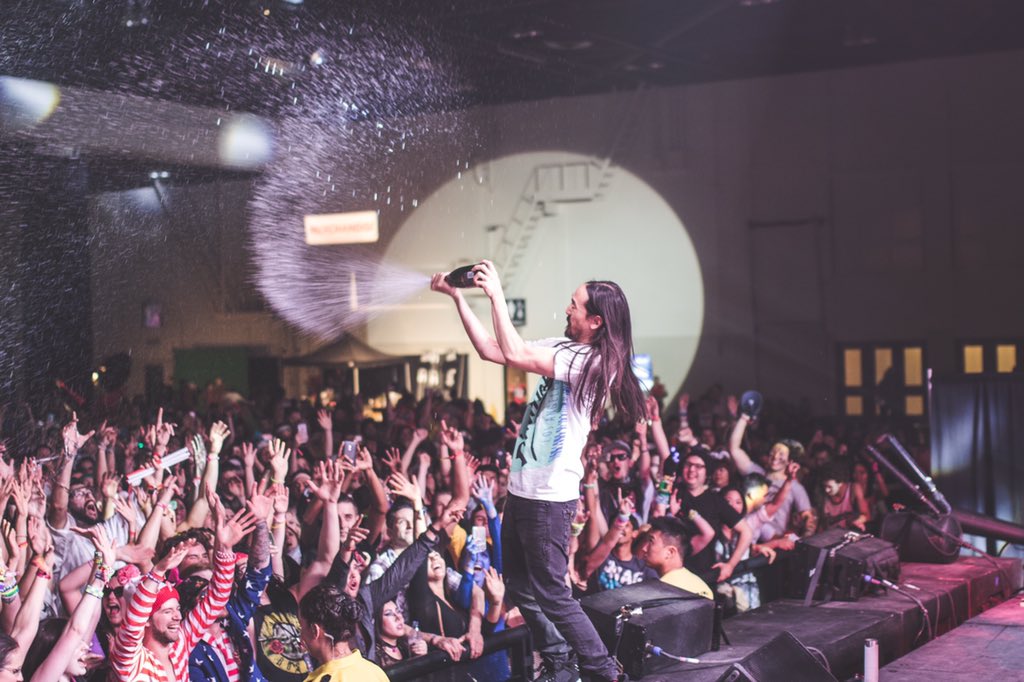 parallelimaging's tweet photo. What a show @steveaoki ! 🙌🏼 #COS2015 https://t.co/lAsnIMHz9P