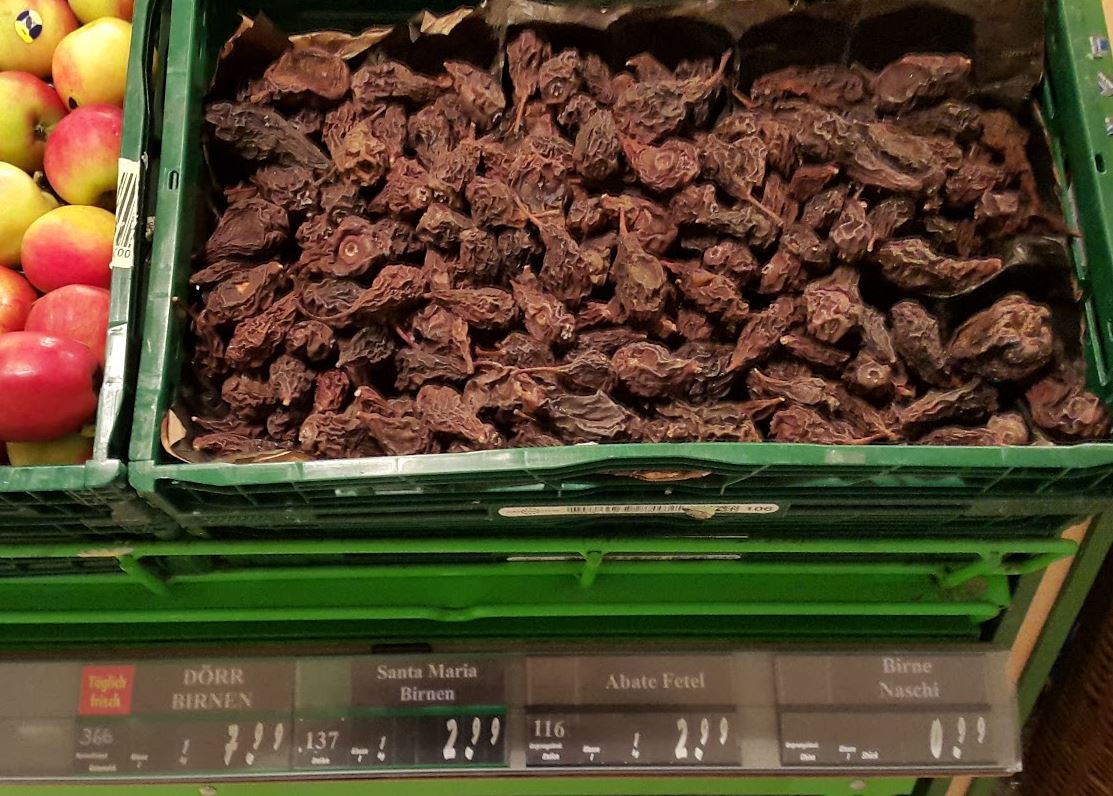 Eilenbrat's tweet photo. Spiele mit dem Gedanken, 1 kg Dörrbirnen zu kaufen, falls doch noch Halloweenkinder bei mir schellen. https://t.co/4OgfR3OI2B