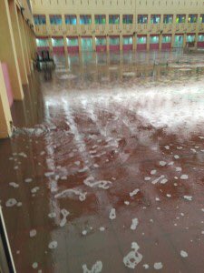 مدارس الكويت بعد الأمطار .. ساحاتها مغمورة بالمياه وسقوط الأسقف .. والوزير " بكره دوام "