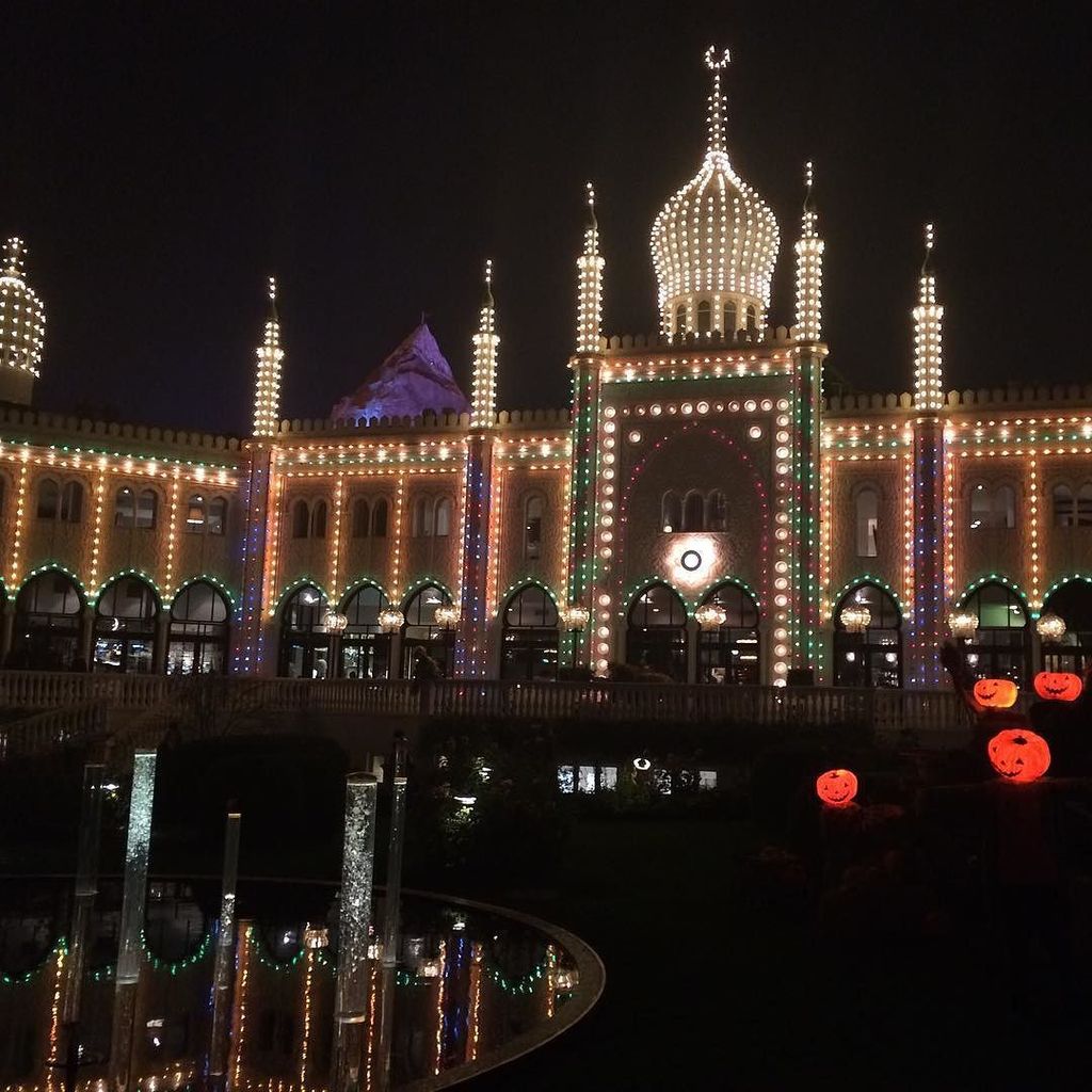 JeanneMarell's tweet image. Halloween in Tivoli earlier this week #nofilter #pumpkinseverywhere #magiclights #tivoli #… ift.tt/20iHG4b