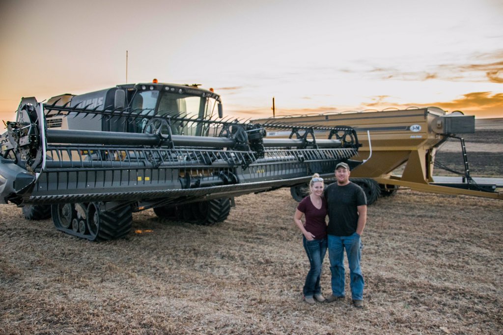 First harvest for Tate Farms. Late wet planting still pulled through. #93y70 #yieldhero <a href="/DuPontPioneer/">Jess Graham</a>