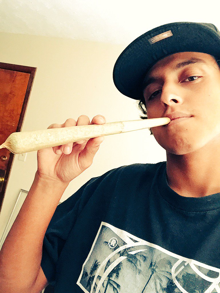 HOODAZZNIGGA666's tweet photo. True homies bless each other with the #rawjoints https://t.co/1GViPFE65v