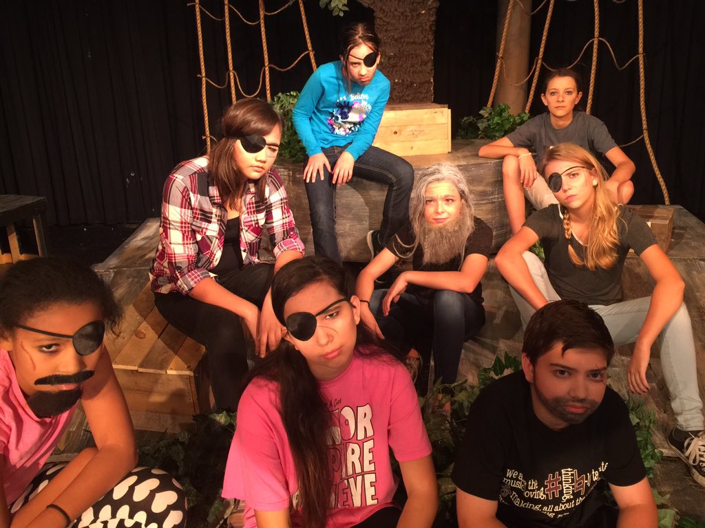 ISMSTheatre's tweet photo. Make-up workshop was a success!#scarsRcool #toomuchpowder #middleschooltheatrerocks https://t.co/pMkLYOYSGS
