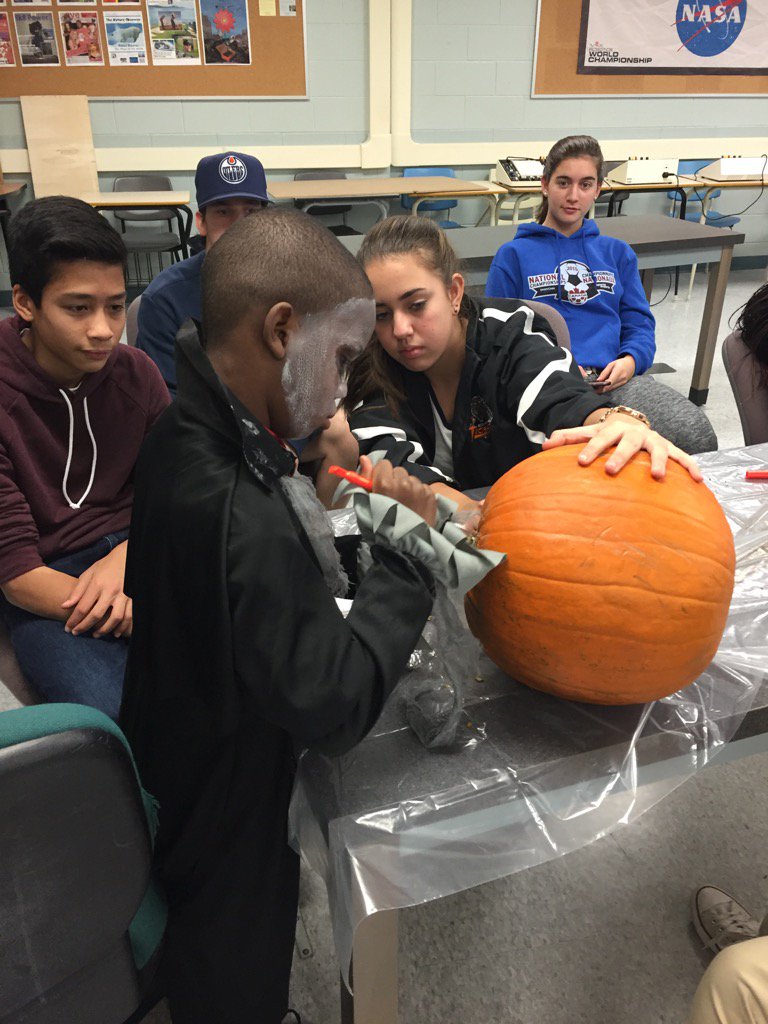 Ridley_College's tweet photo. RT @sarahbylsma: @Ridley_College carves pumpkins with @BBBSMentors #CommunityServiceProjects https://t.co/HB0ZHeLnOL