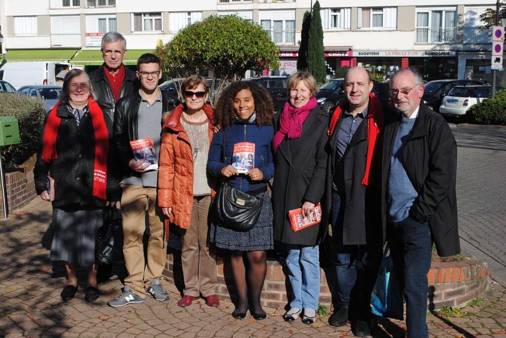 Antoine94350's tweet photo. J'etais present au marche du #Plessis94 pour distribuer les 12 engagements de @claudebartolone #AvecBarto https://t.co/75U5VdgC2O