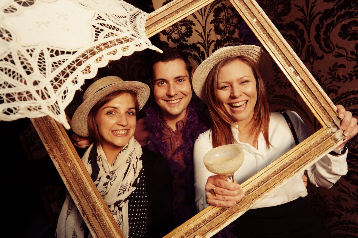 CourvoisierUK's tweet photo. October has been a toast worthy month! Here's one of our favourite moments @Lookingglasse2 for #LCW15 #ToastofParis https://t.co/vcRVNUBxQa