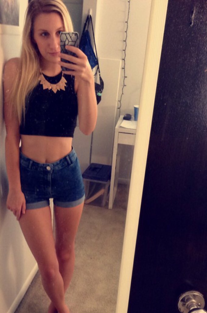 BodyPosi__'s tweet photo. "i used to think i was too skinny, but now im soso happy in my own skin, i love my body #bodyposi 💘" - @auutuumn03 https://t.co/Mg9qaQcIgy