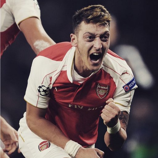ArsenalSmillz's tweet photo. Only Haters Will scroll down without Retweeting This Picture ... Ozil 😍😍😍 https://t.co/RbD4Rwb6Ql