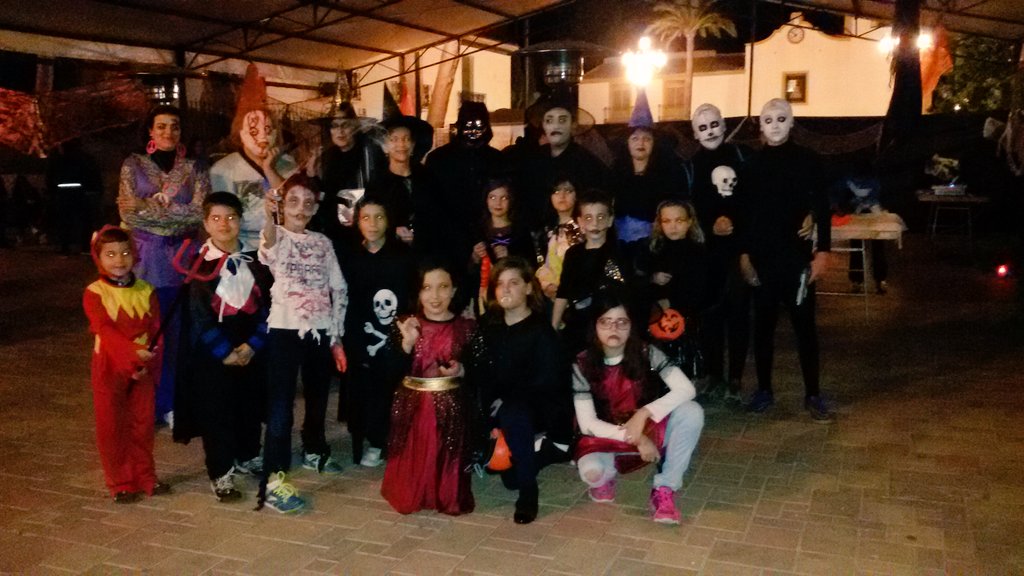 Losvalientesped's tweet photo. Tenemos la pedania tomada por zombis, brujas y vampiros #Halloween @MJGomarizLozano https://t.co/7ixMilAtxe