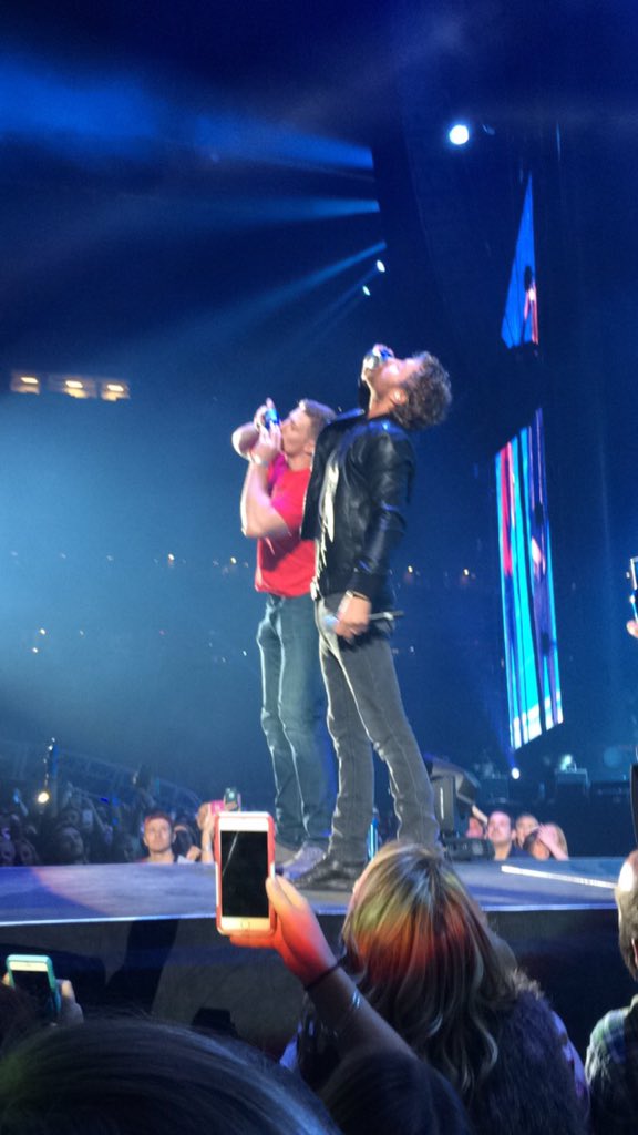 taybay02's tweet photo. @DierksBentley casual shot gun https://t.co/uOP1gMncpe
