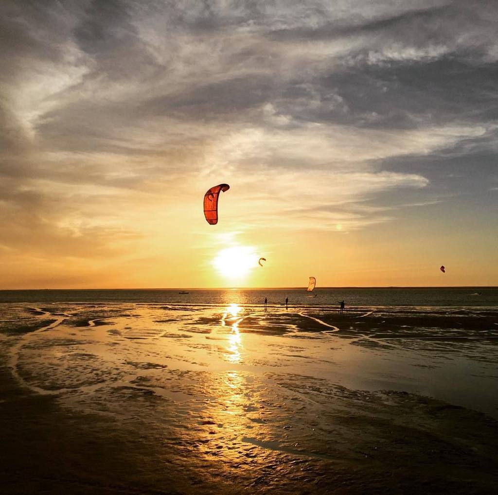 weKitesurf's tweet photo. Another breathtaking golden sunset session at #dakhlaattitude #dakhla #kitesurf #kitesurfing #kiteboarding #windsur… https://t.co/JMzJibx5Ca