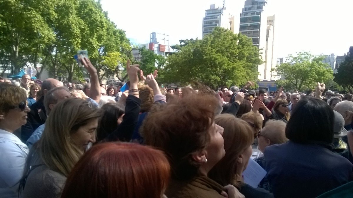 En Parque Centenario con la consigna #AmorSiMacriNo, mucha gente.