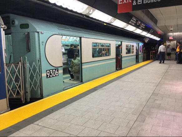 NYCTSubway's tweet image. The #TrainOfManyColors departs 34th St-Hudson Yards at 6:30pm on the way to @CitiField #LGM mta.info/news-mets-citi…