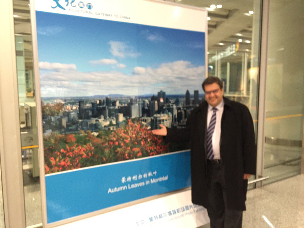 DenisCoderre's tweet photo. Mtl en Chine :) Exposition photos de Mtl aéroport de Beijing pour souligner vol direct @airchina entre nos 2 villes https://t.co/yw3NIrGLn8
