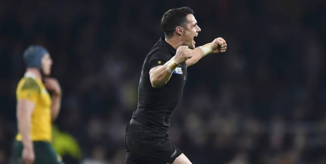 lequipe's tweet photo. 🏉 Coupe du monde : le drop de Dan Carter en vidéo https://t.co/2p4eBq8M2j https://t.co/9vlm6Gr38v