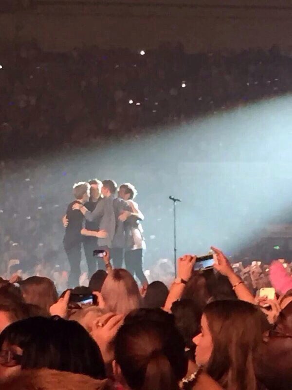 Payno_is_Batman's tweet photo. So proud of these,today was sad but theyll be back and we'll b there to watch them all over again. #1DIPROMISETOSTAY https://t.co/jaL7vTeBWS