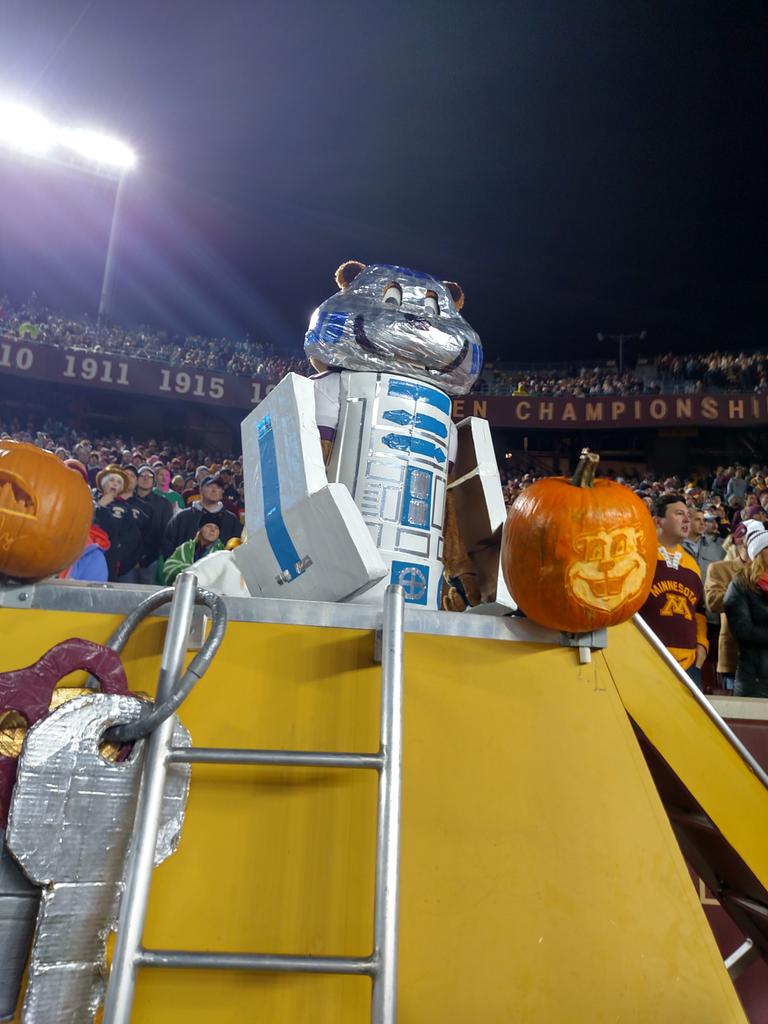 Goldy Gopher on Twitter "4th costume of the night is R2D2! 