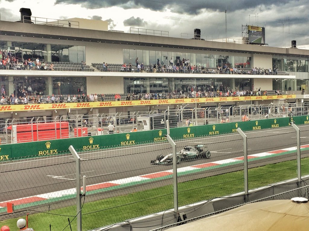 tan_delamadrid's tweet photo. Estos 300kms/hr se sienten pppfff!!! #F1ModeOn #formula1 #F1 #F1MercedesMx #MexicoGP #lewishamilton #nicorosberg https://t.co/vju1BslBFL